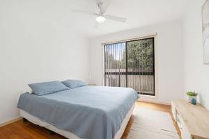 Cape WoolamaiSeahorse Shores Luxury Stay的一间带床和大窗户的卧室