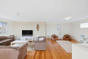 Cape WoolamaiSeahorse Shores Luxury Stay的带沙发和电视的客厅