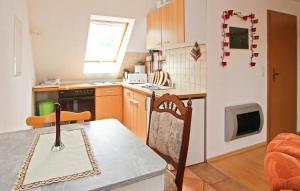 Nhà bếp/bếp nhỏ tại Gorgeous Apartment In Walow Ot Strietfeld With Kitchen
