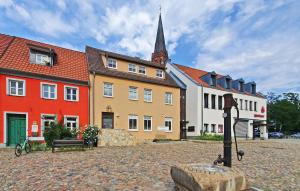 um grupo de edifícios numa cidade com uma igreja em Ferienwohnung Mit Charme em Burg Stargard