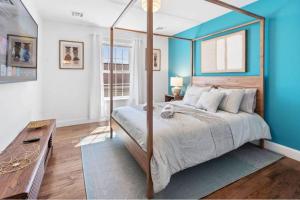 um quarto com uma cama e uma parede azul em Cityscape em Newark