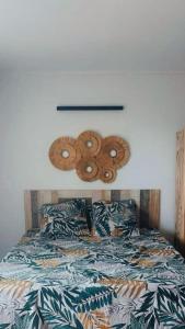 1 dormitorio con 1 cama con aokedokedigunigunigun en Studio de charme au Gosier en Le Gosier