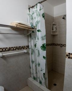 y baño con ducha y cortina de ducha. en Casa vacacional disfruta junto al mar, en Manta