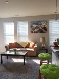 un soggiorno con divano e tavolo di Luxury 1BR/1BA w/ Top Amenities in Prime Location a Fort Wayne