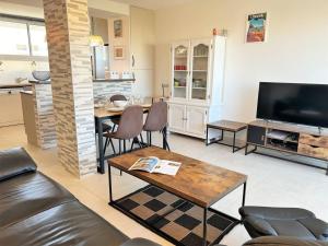 un salon avec un canapé et une table dans l'établissement Appartement 3 pièces refait à neuf avec parking, 4 couchages, proche plage et commerces - Le Lavandou - FR-1-251-584, au Lavandou
