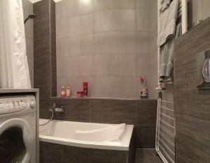 ein Badezimmer mit einer Badewanne und einer Waschmaschine in der Unterkunft Cosy Home in Paris 15 in Paris