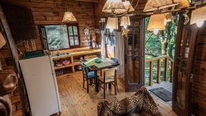 uma cozinha e sala de jantar num chalé de madeira em RUNA YAKU KAUNAZ em Salta