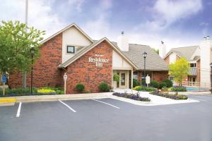 ein Parkplatz vor einem roten Backsteingebäude in der Unterkunft Residence Inn Minneapolis Eden Prairie in Eden Prairie