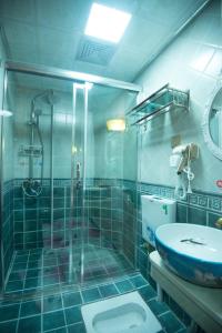 Yi Jiang Lou lnn في فنغهوانغ: حمام مع دش ومرحاض ومغسلة