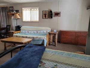 - un salon avec deux lits et une table dans l'établissement Outpost Motel on the River, à Dolores
