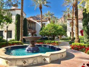 een fontein voor een huis met palmbomen bij Resort King Studio with Private Balcony 064622 in La Quinta
