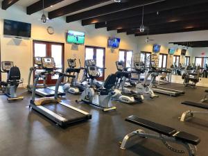een sportschool met een heleboel loopbanden en apparaten bij Resort King Studio with Private Balcony 064622 in La Quinta