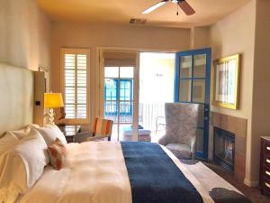 een slaapkamer met een groot bed en een woonkamer bij Resort King Studio with Private Balcony 064622 in La Quinta +9 foto's