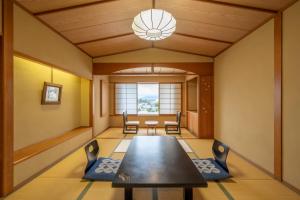 - une salle à manger avec une table et des chaises dans l'établissement Kaike Tsuruya, à Yonago