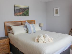 Un pat sau paturi într-o cameră la Seascape Hope Cove