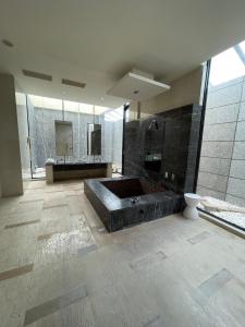 uma grande casa de banho com uma grande banheira e 2 lavatórios em G.SHOCK Motel em Pingtung