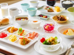 una mesa con muchos platos de comida. en Manza Kogen Hotel, en Tsumagoi