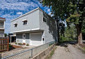 ein weißes Haus mit einem Zaun davor in der Unterkunft Peak Haven: 2BR Mountain View in Kellogg