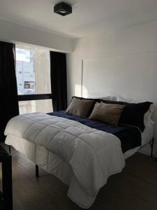 1 dormitorio con 1 cama grande y ventana en Departamento Nuñez en Buenos Aires