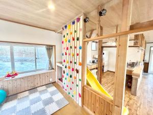 那須湯本にあるLa Assayaca Nasuのロッククライミングウォールと窓のある部屋