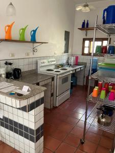 cocina con encimeras de azulejos blancos y negros y fogones en La Casa de Dona Irma Townhouse, en Copan Ruinas