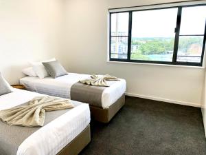 Rúm í herbergi á Serenity Blue Waters - 3 bedrooms on 8th floor at Darwin Waterfront