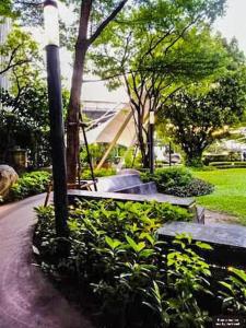 un parque con un banco, árboles y una calle en Rooms bangkok nearby Onnut bts, en Amphoe Phra Khanong