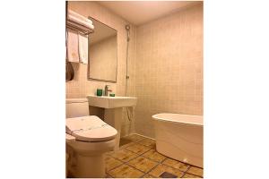 Changwon AT Business Hotel的一间浴室