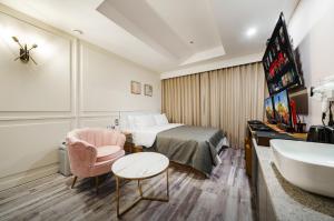 TV a/nebo společenská místnost v ubytování Arentz Hotel