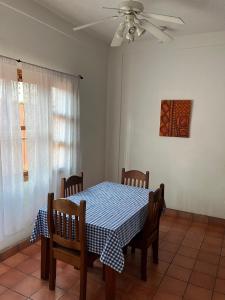 un comedor con una mesa y sillas azules y blancas en La Casa de Dona Irma Townhouse en Copan Ruinas