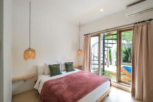 Un dormitorio con una cama y una ventana grande. en Tepui Villa Canggu, en Canggu 25 fotos más
