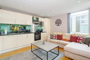 uma sala de estar com um sofá e uma mesa em Cobalt Point 2 em Londres