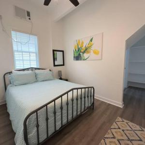 ニューオーリンズにあるCharming 2BR! Close to FQ & Bourbon st.の白い部屋にあるベッドのある寝室