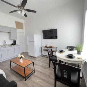 ニューオーリンズにあるCharming 2BR! Close to FQ & Bourbon st.のリビングルーム(テーブル付)、キッチン(シーリングファン付)