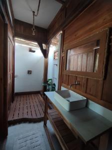 baño con lavabo blanco en una habitación en Little Elephant Cottage, en Gili Trawangan