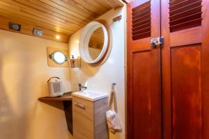 Salle de bains dans l'établissement Bateau Le Nubian