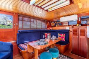 - une salle à manger avec une table dans un wagon dans l'établissement Bateau Le Nubian, à Narbonne