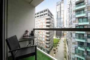 uma varanda com uma cadeira e vista para uma cidade em Cobalt Point 2 em Londres