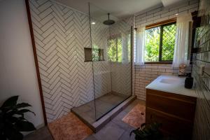 库兰达Tranquil Rainforest Studio Kuranda的带淋浴和水槽的浴室