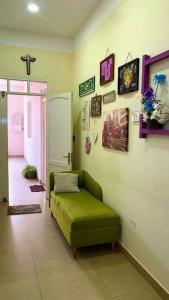 una sala de estar con un sofá verde en una habitación en Departamento feliz en Sucre