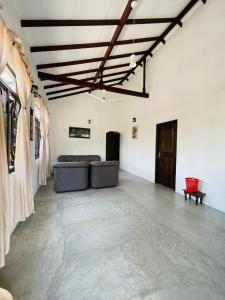 una gran sala de estar con sofás en una habitación en Star Canal Cottage en Negombo