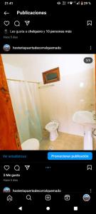 een badkamer met een toilet en een wastafel bij Hosteria Puerta de Corral Quemado in Las Juntas