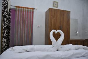 MeenangadiにあるDream inn family homestayの白白鳥二頭