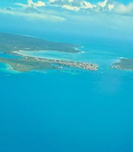 an aerial view of an island in the water at Paraíso frente al Mar. in Carenero