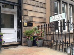 un edificio con flores delante de una puerta en Ailsa Guest House, en Edimburgo