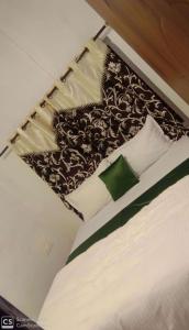 MeenangadiにあるDream inn family homestayのベッド(白黒の枕付)