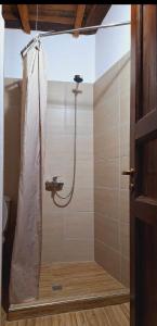y baño con ducha y cortina de ducha. en Hostel Mangalem en Berat