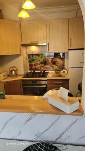 Una cocina con encimera de madera y horno de leña. en Apartament 22 Stycznia 3, en Przemyśl 12 fotos más