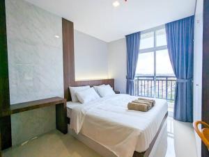 a bedroom with a bed and a large window at Lovina 19-17 at Formosa Residence in Jodoh