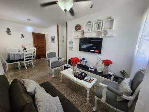 Телевизор и/или развлекательный центр в Beachfront Apartment, Quiet 4 Beds, 1 Bath, AC, Wi-Fi, Hot Water, in Paraiso near Los Patos